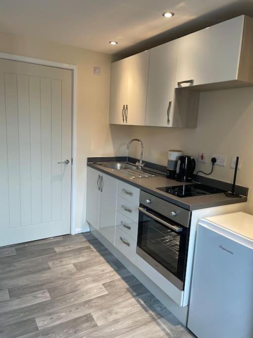 Lovely 1 Bedroom Studio Apartment - Merthyr Tydfil Luaran gambar