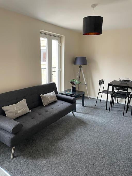 Lovely 1 Bedroom Studio Apartment - Merthyr Tydfil Luaran gambar