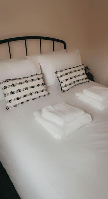 Lovely 1 Bedroom Studio Apartment - Merthyr Tydfil Luaran gambar
