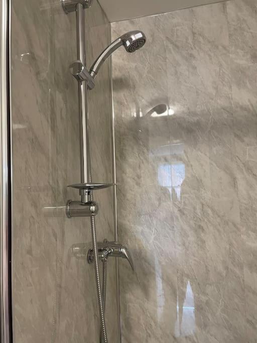 Lovely 1 Bedroom Studio Apartment - Merthyr Tydfil Luaran gambar