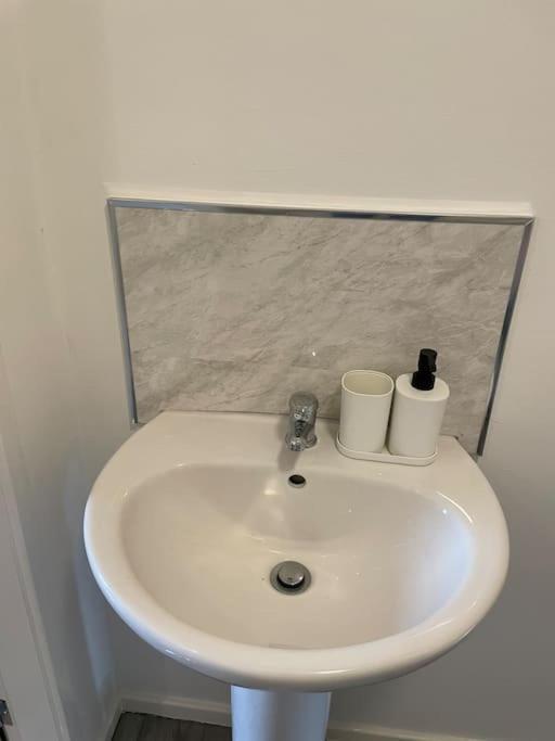 Lovely 1 Bedroom Studio Apartment - Merthyr Tydfil Luaran gambar