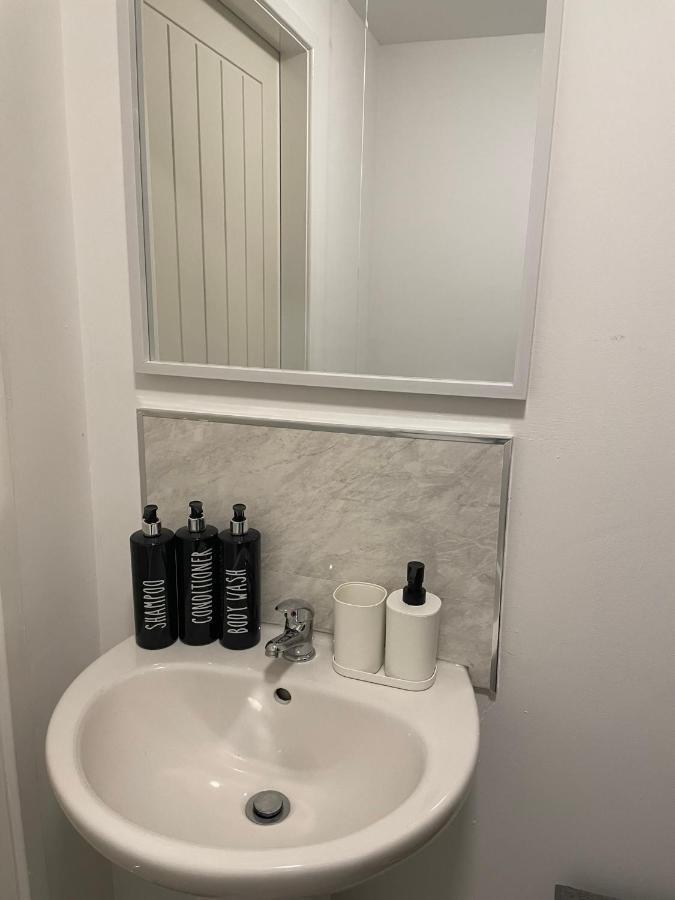 Lovely 1 Bedroom Studio Apartment - Merthyr Tydfil Luaran gambar
